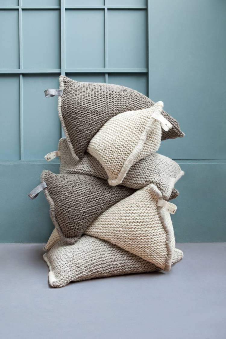 deco cocooning knitted poufs