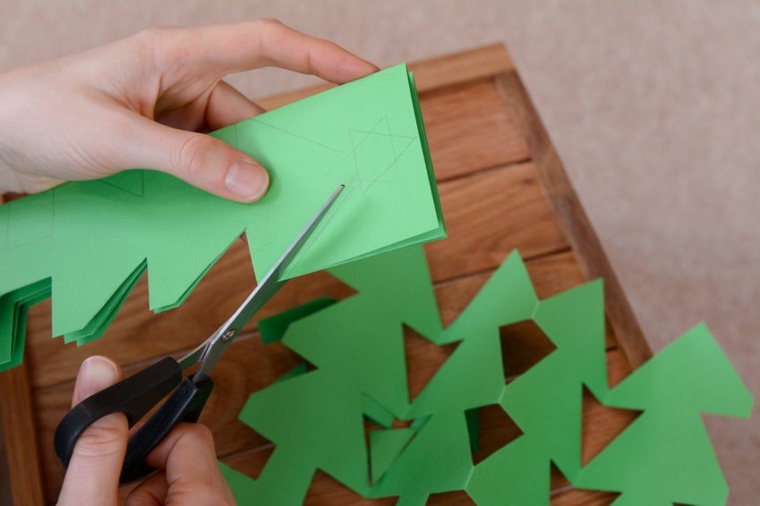 Christmas decorating idea cardboard Christmas tree original
