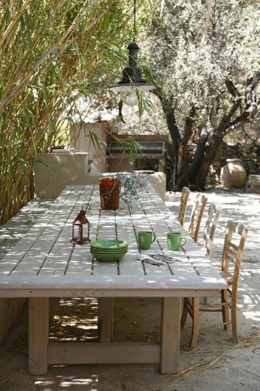 deco outdoor dining area