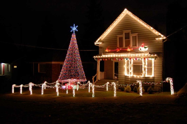 dekoration gran træ udendørs idé hus krans lys christmas