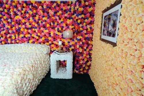 floral deco valentine's room