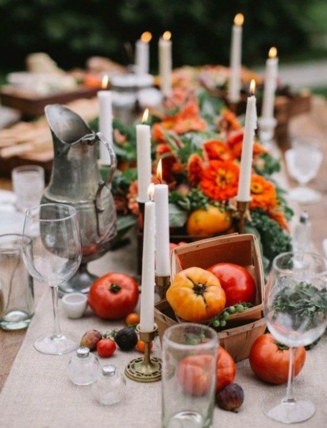 ide om borddekorasjon tomater blomster lys glassbord