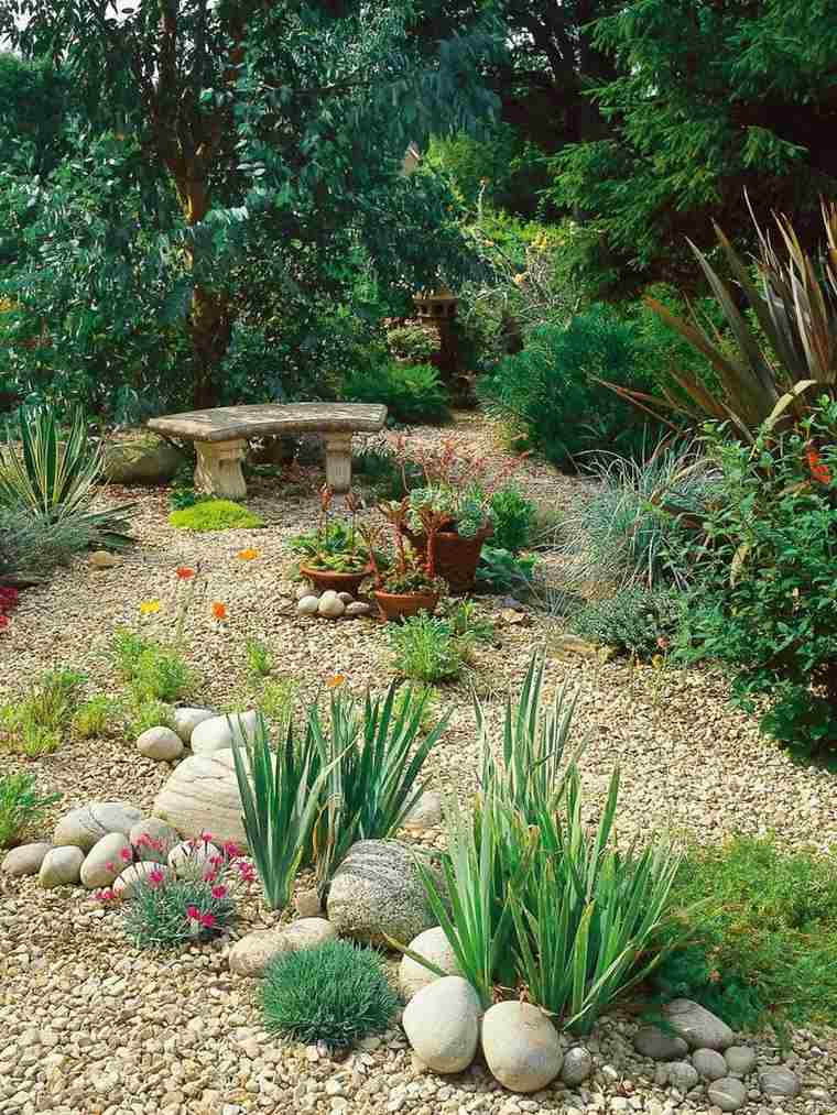 garden model with pebbles deco idea