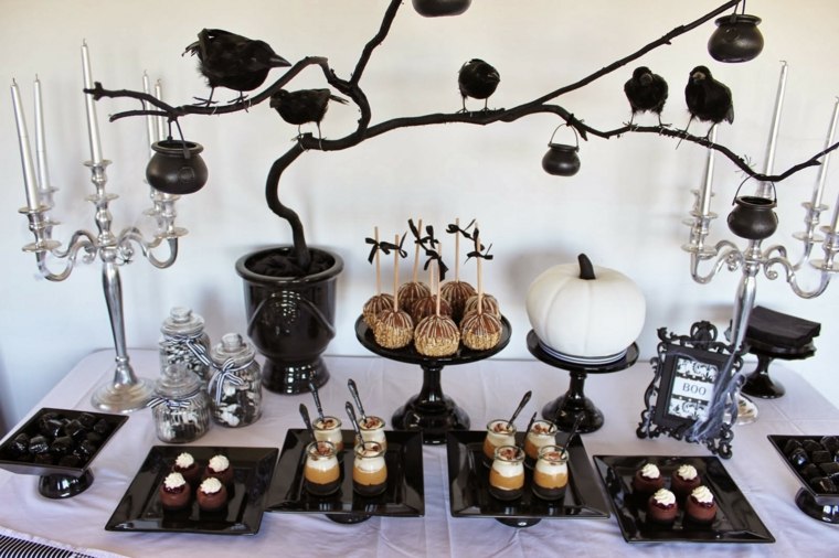 deco halloween table black white