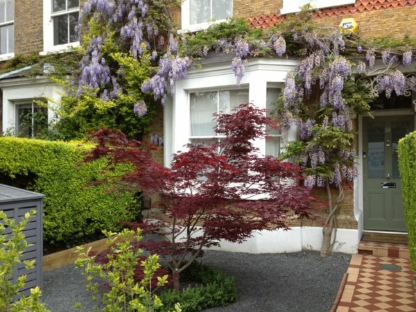 deco garden in front of house idea