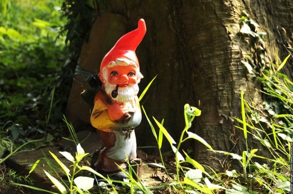 trädgård gnome plast kavaj röd skog deco dekoration