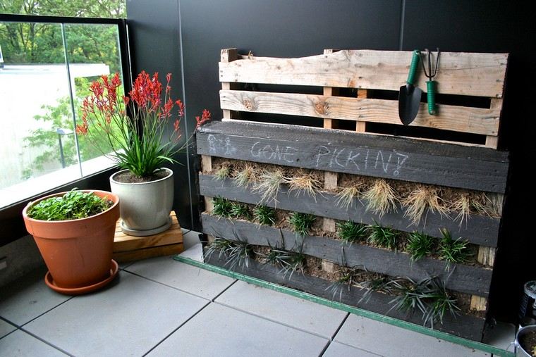 deco-jardiniere-in pallet-ideas-inside-balcony-wood plants