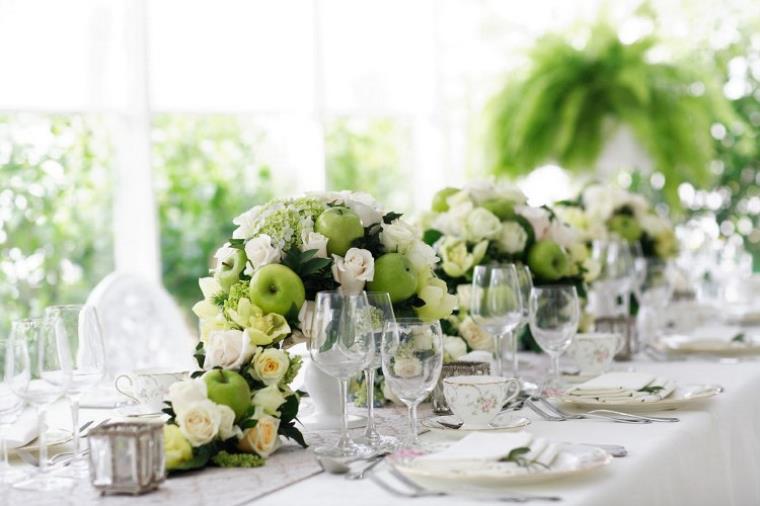 Wedding decor to make yourself table-center-table-roses-white-apples