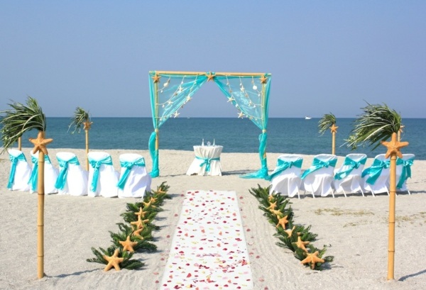 wedding decoration at l'extérieur idée fauteuil blanc arche 