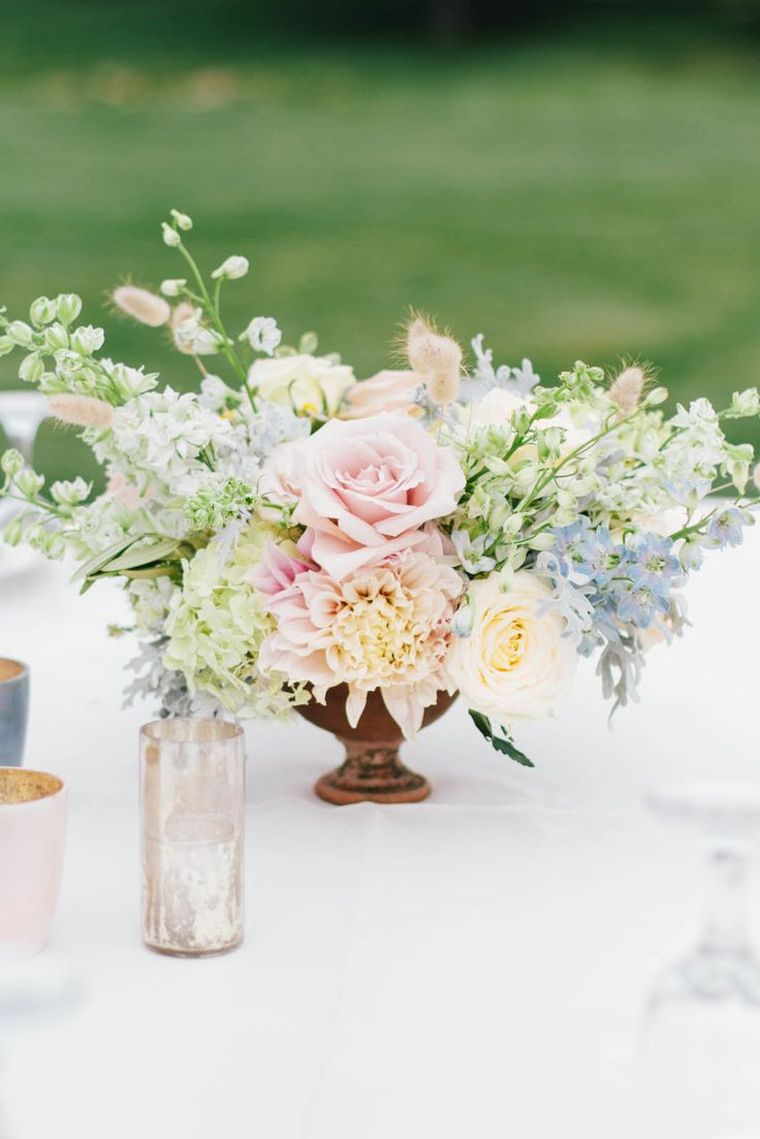 deco-marriage-romantic-decoration-of-table-flowers-pastel-colored bouquet