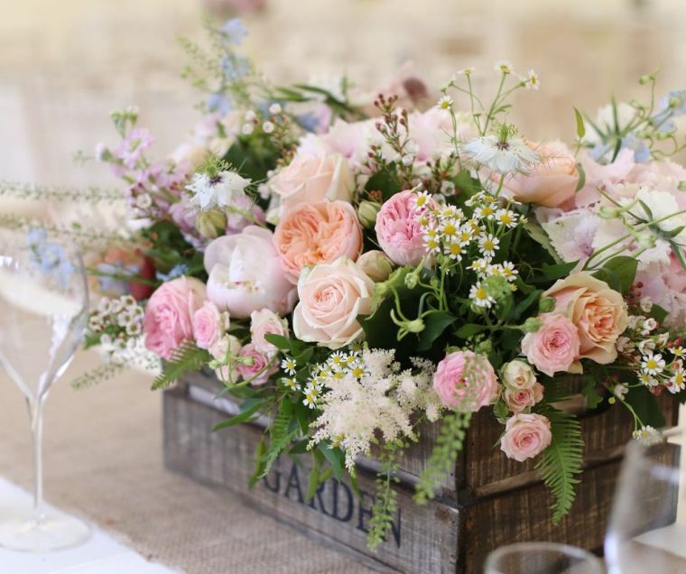 deco-wedding-flowers romantic-center-of-table-decoration-natural