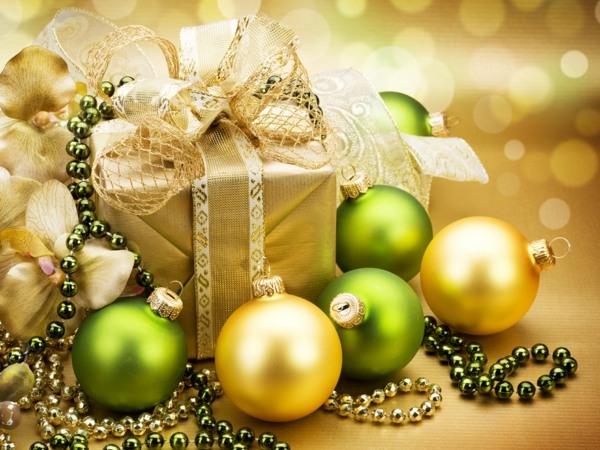 deco-christmas-in-yellow-with-green-focus