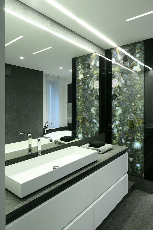 deco black white bathroom