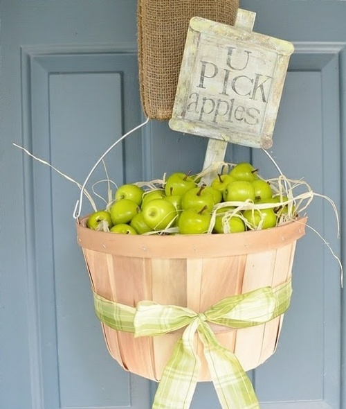 deco basket apples door