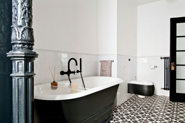 black white bath room deco
