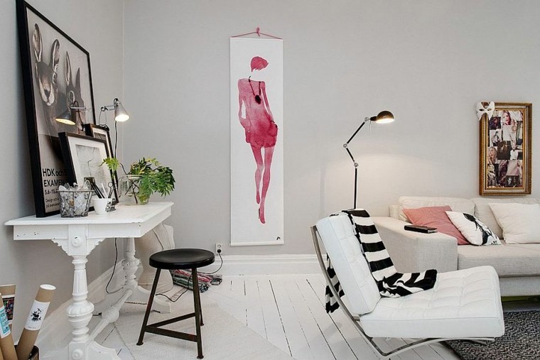 hiasan ruang tamu idea dinding poster bingkai sofa lantai parket kusyen putih