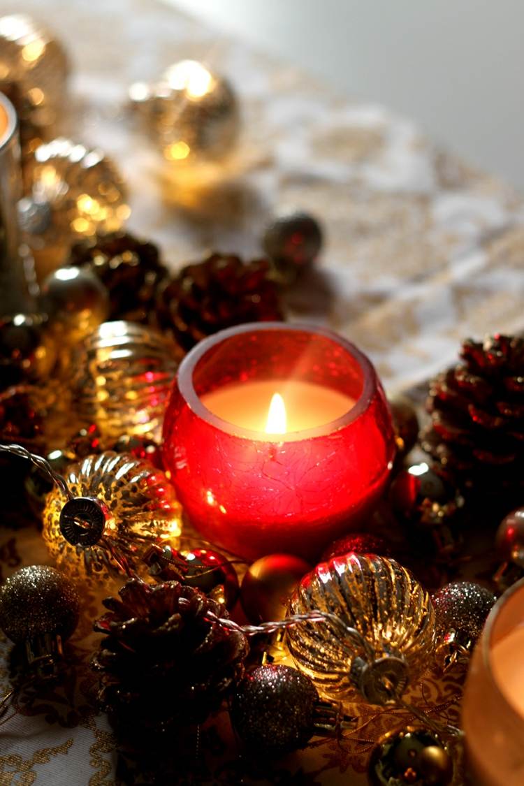 deco table Christmas pine cones