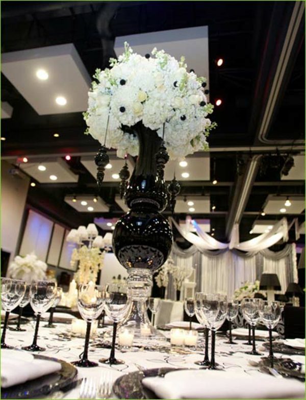 wedding idea decoration bouquet white flowers wine glasses