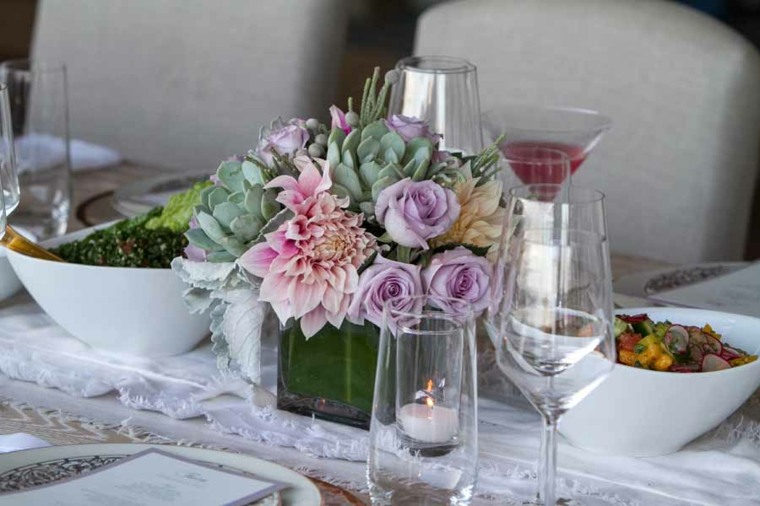 original decoration of wedding flowers table