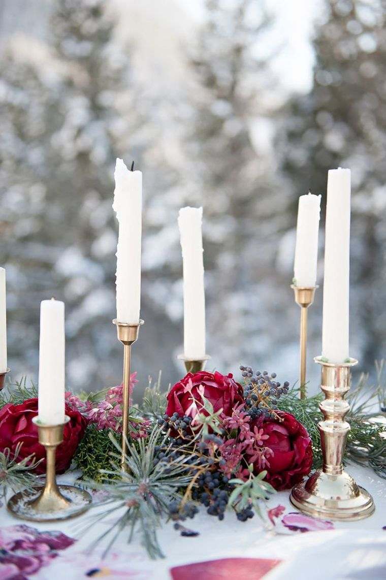 deco-table-ekteskap-rød-hvit-stearinlys-sammensetningen-blomster-vinter