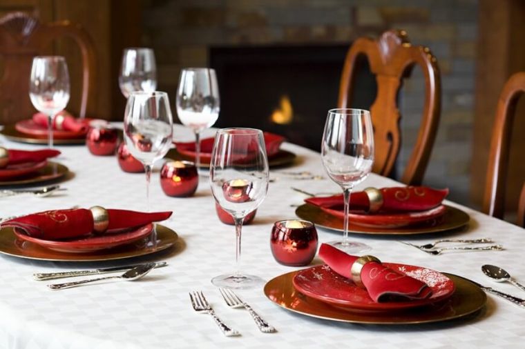 deco table wedding red and white cutlery-silver-candles