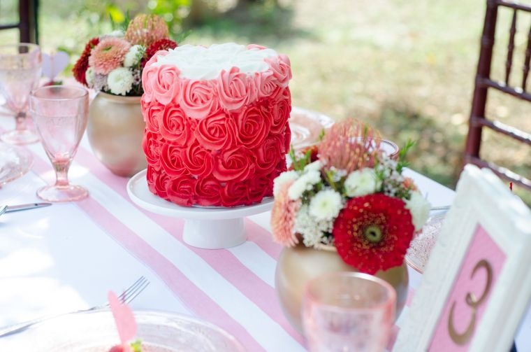 deco meja-perkahwinan-merah dan putih perkahwinan-kek-tema romantis