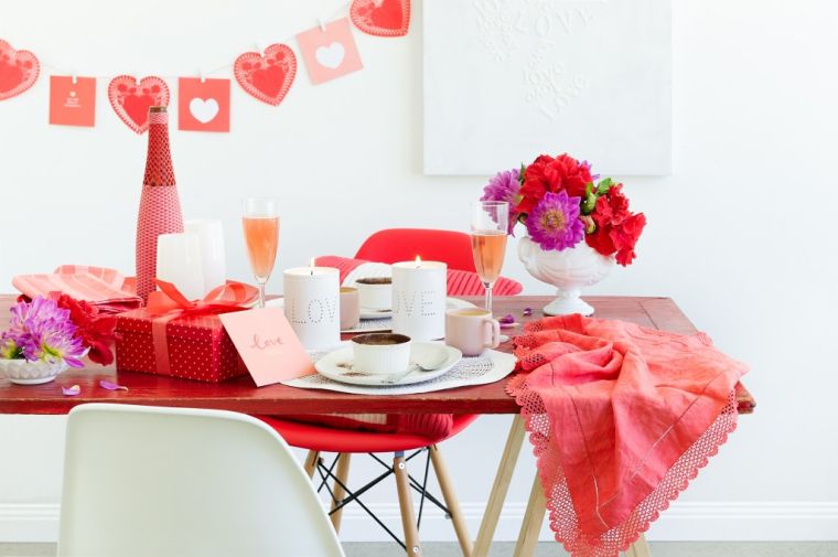 deco-table-äktenskap-röd-och-vit-inspiration-valentine-ljusstakar