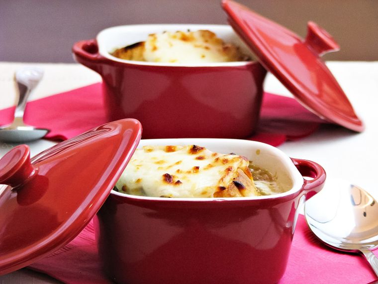 deco-table-marriage-red-and-white-menu-recipe-hot-plate