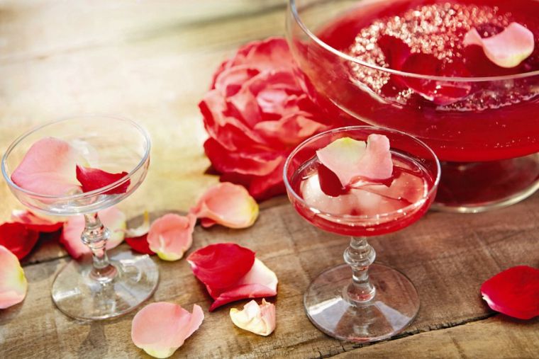 deco-table-äktenskap-röd-och-vit-kronblad-pink-cut champagne