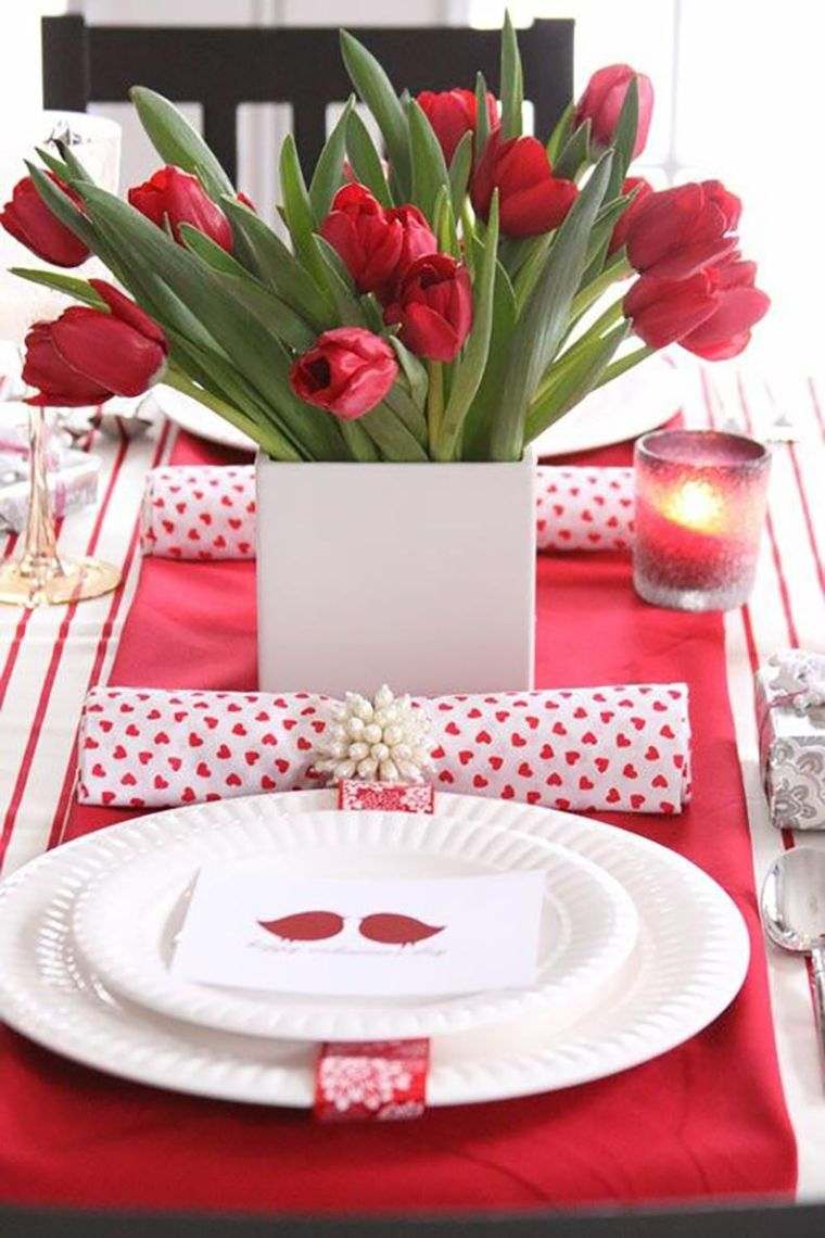 deco-table-ekteskap-rød-hvit-tema-Valentinsdag, tulipaner