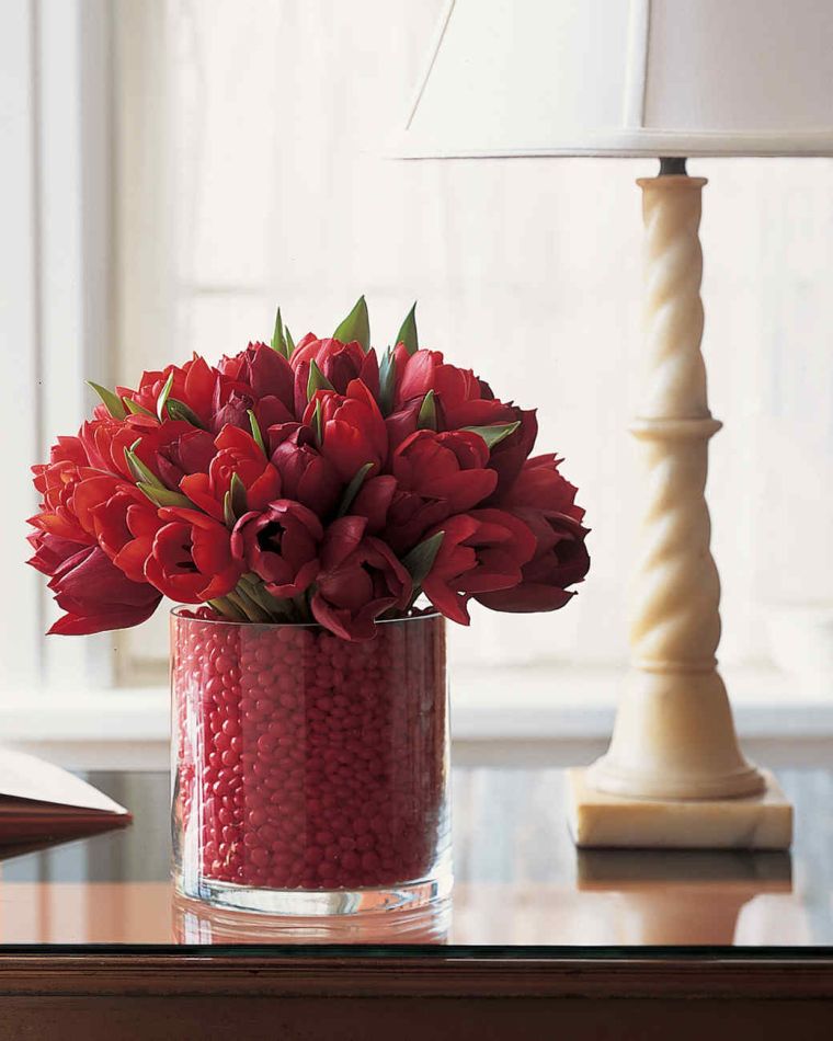 deco-table-marriage-red-and-white-vases-deco-floral tulip.