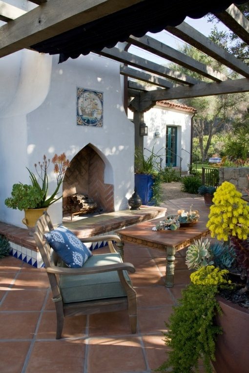 deco terrace mediterraneene outdoor fireplace