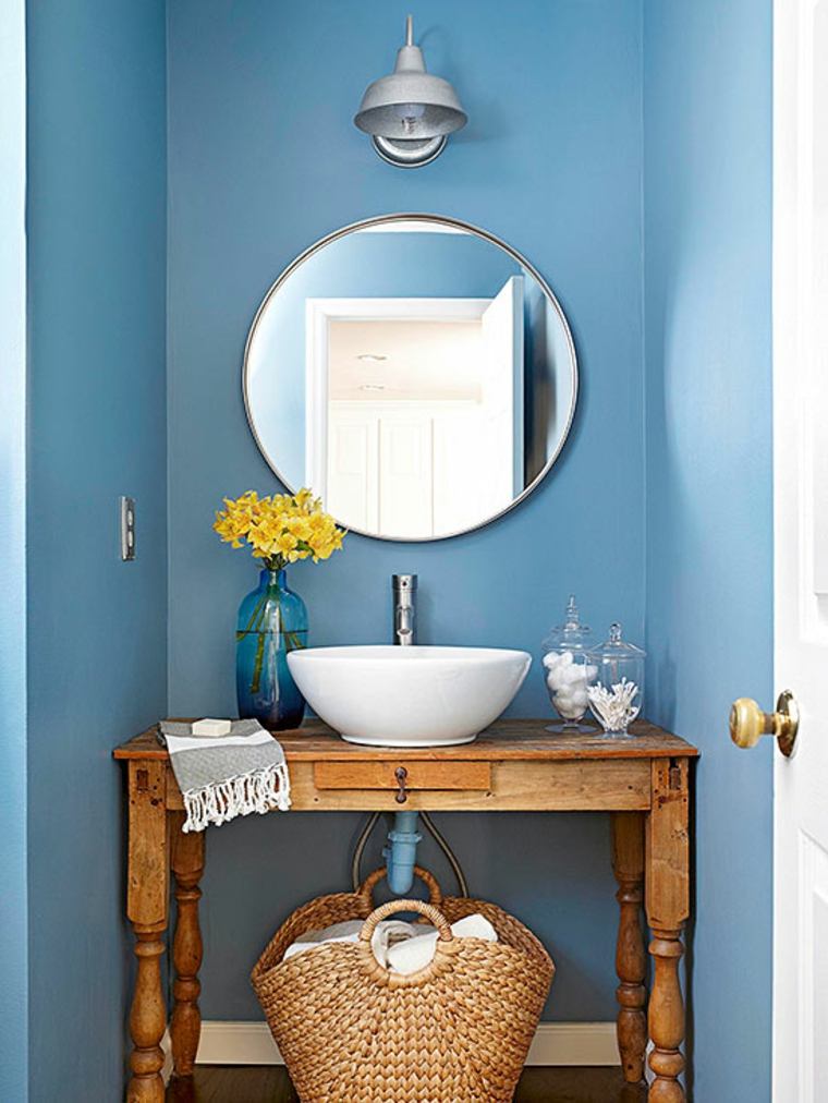 wc idea warna hiasan cermin sejambak bunga kuning perabot dinding biru kayu