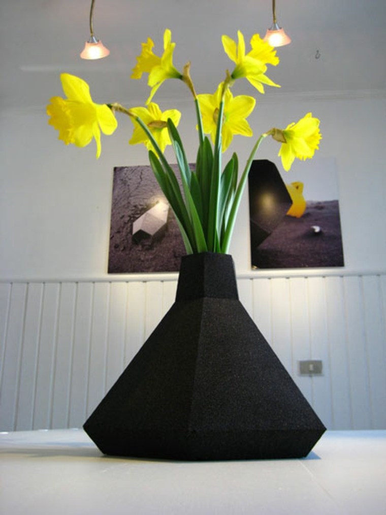 vase design idea interior decor yellow flowers modern hanging lamp