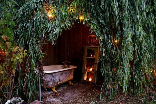 vintage deco outdoor bathroom