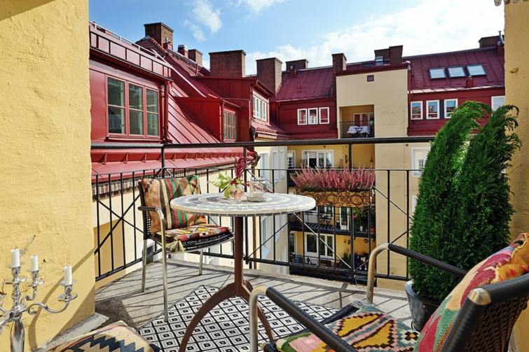 decoration balcony round table