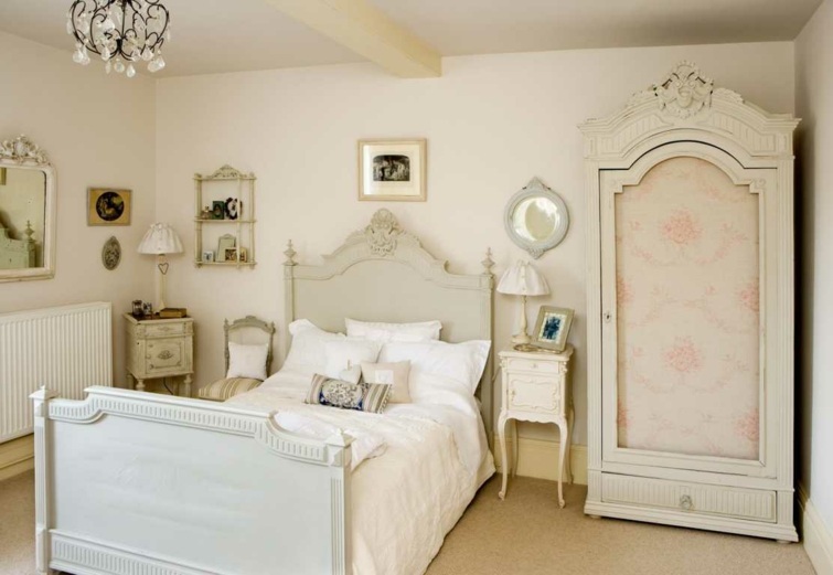 white vintage bedroom decoration