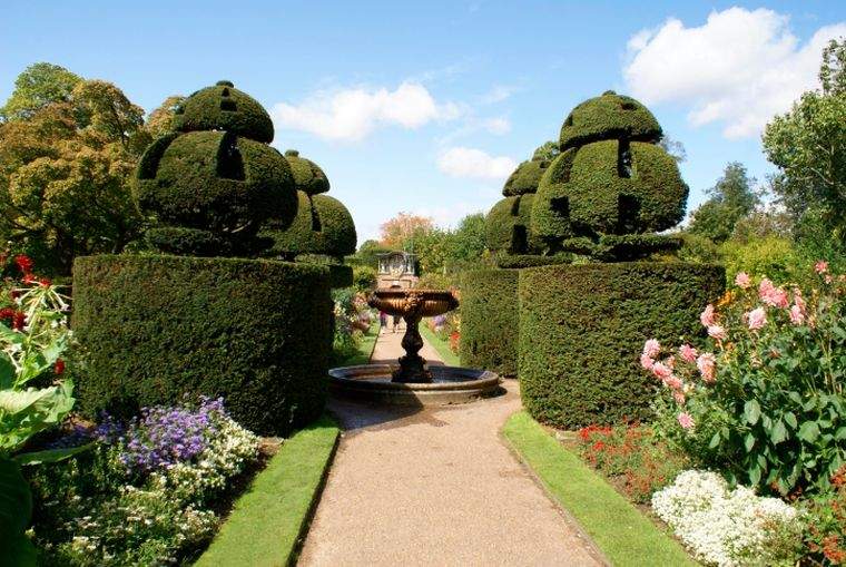 seni hiasan topiary taman