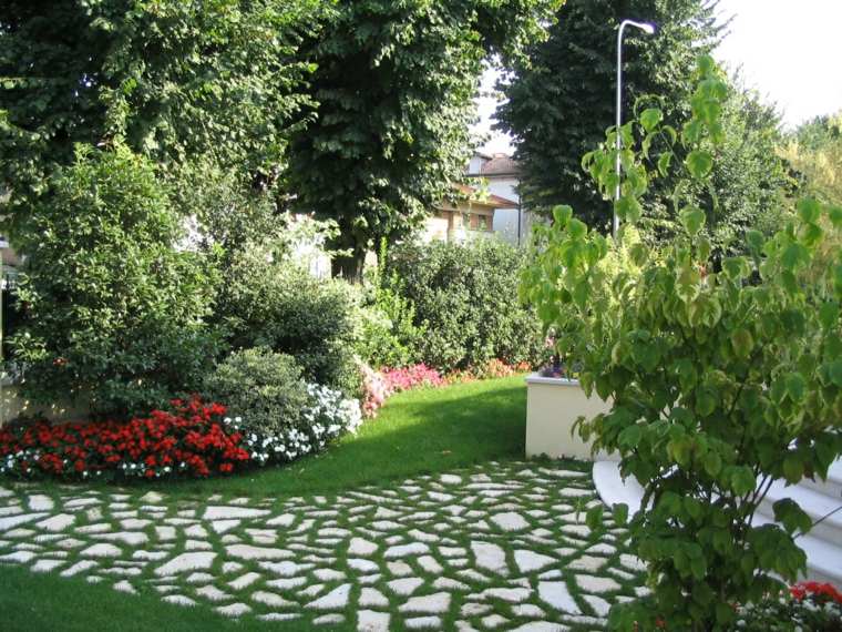 contemporary small garden decoration