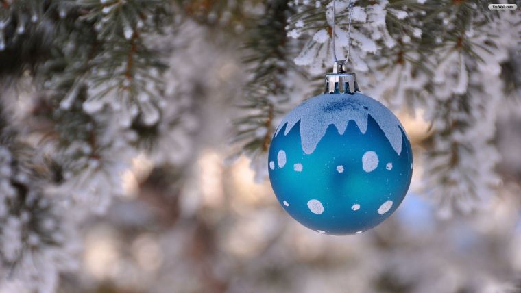 Christmas tree decoration idea white and blue ornaments balls