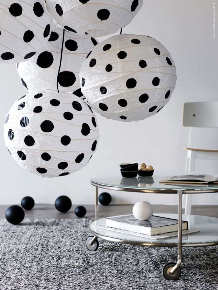 decoration-soiree-new-year-balls-paper-white-black