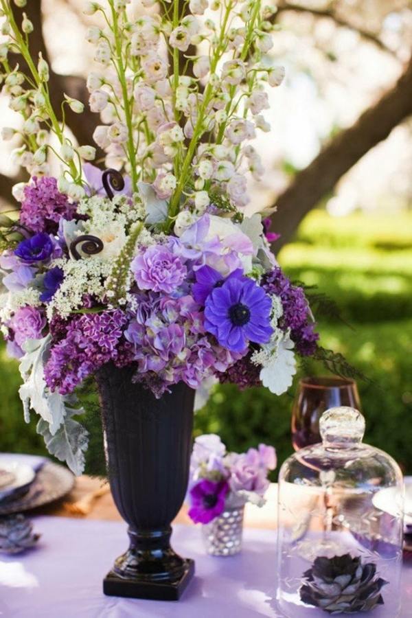 wedding table decoration in purple