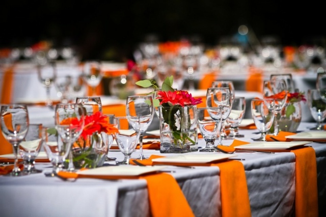 orange bordduk bord dekoration blomster