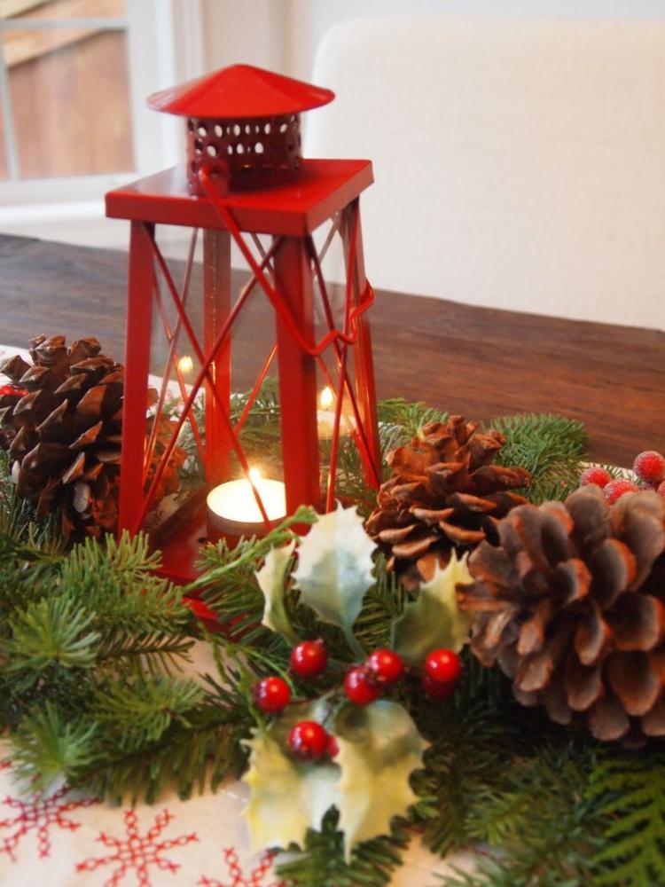 decoration table pinecones berries