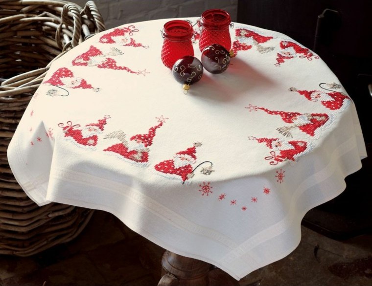 idea table tablecloths for Christmas