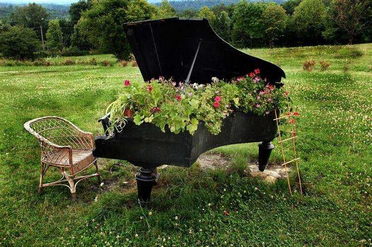 decorate his garden reclaim piano