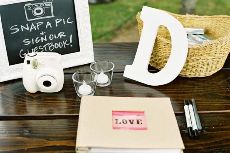 diy-book-guld-wedding-theme-tappningfoto