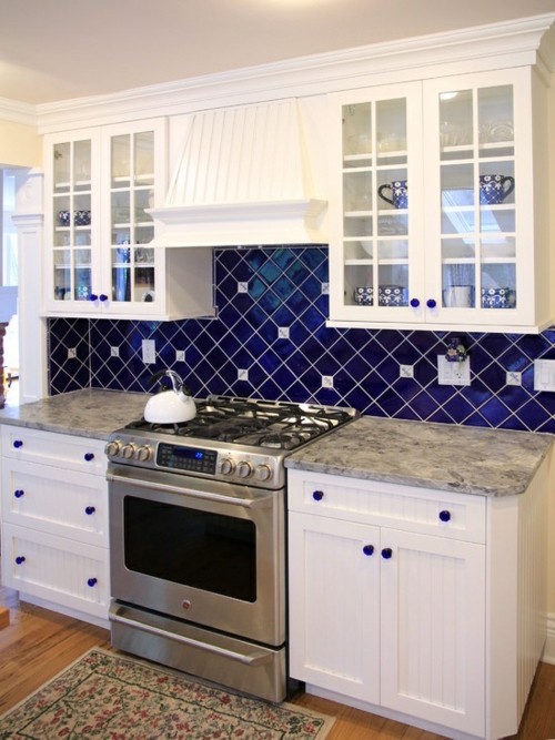 backsplash bllue geometric shapes