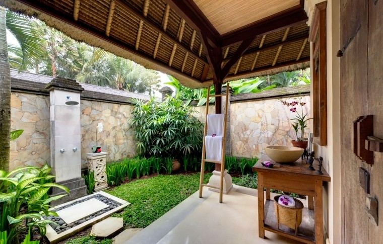 shower-outdoor-villa-miradadi-Bali