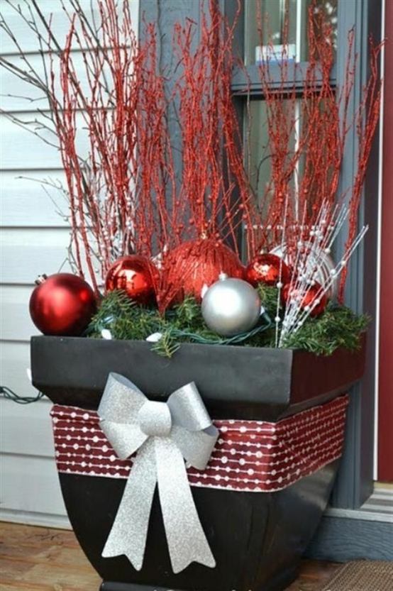 Christmas red house outdoor plants silver ribbon